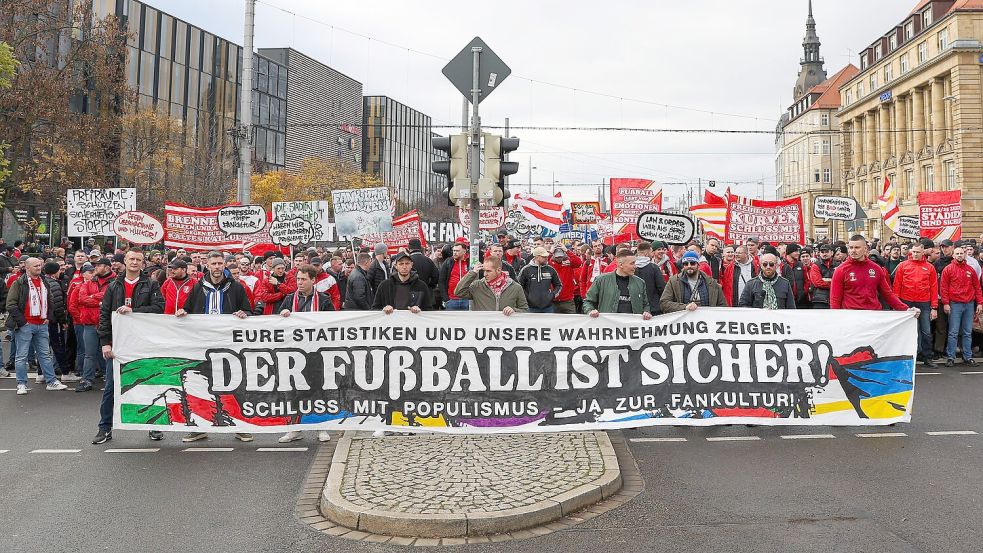 Am 16. November demonstrierten Fans aus ganz Deutschland gegen die geplanten Maßnahmen der Innenministerkonferenz. Foto: imago/osnapix