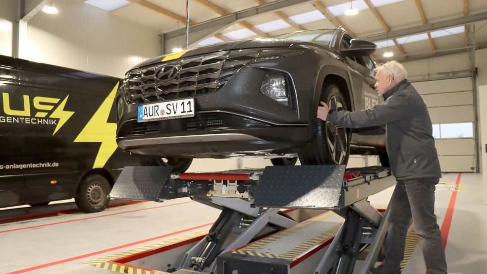 Thomas Ahrens schätzt die modernen Hebebühnen und die moderne technische Ausrüstung.