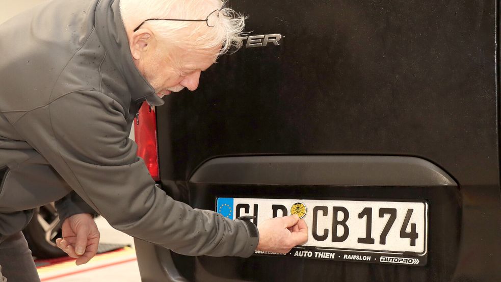 Im KÜS-Prüfzentrum in Aurich-Schirum werden die begehrten Prüfplaketten geklebt.