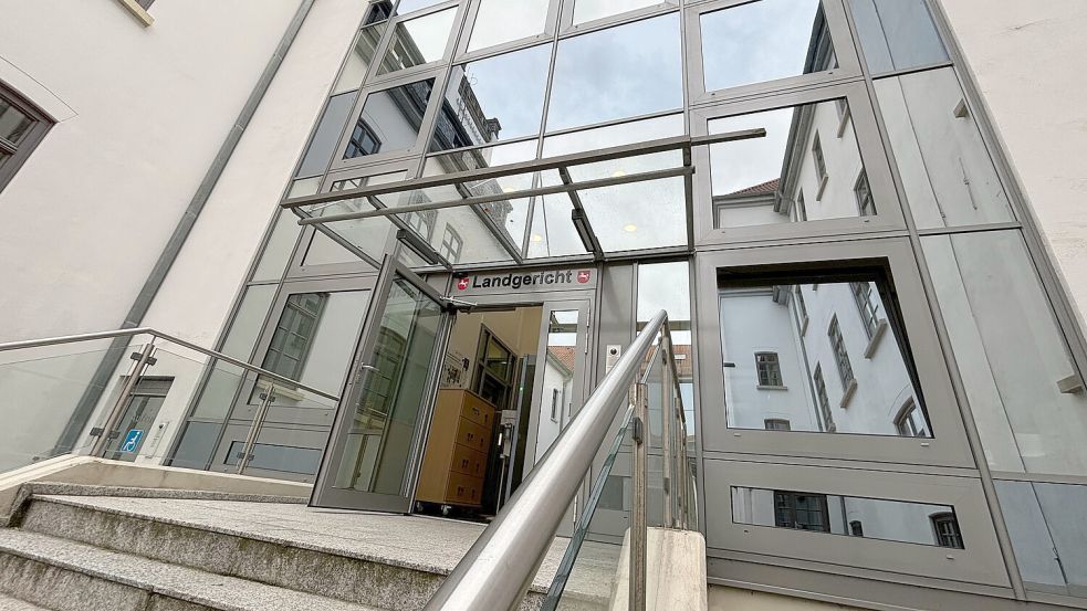 Der Eingang zum Landgericht in Aurich, Foto: Romuald Banik