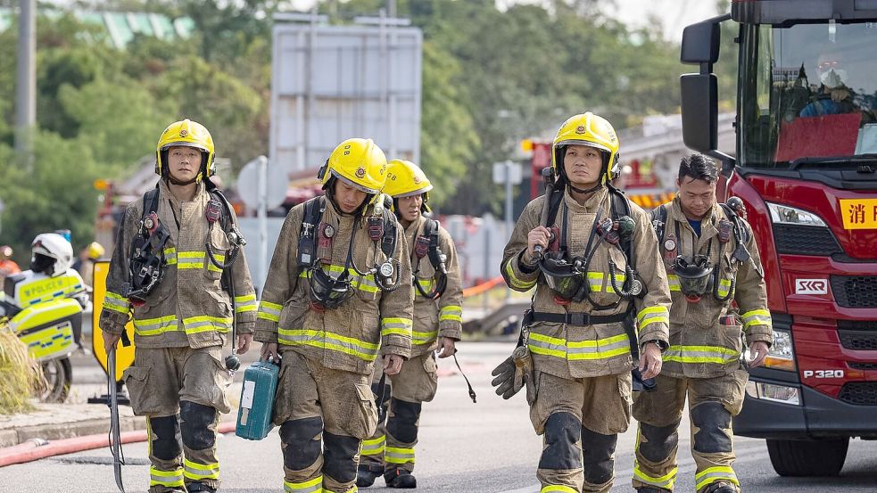 Rund 2.300 Feuerwehrleute kamen bislang zum Einsatz. Foto: Chan Long Hei/AP/dpa