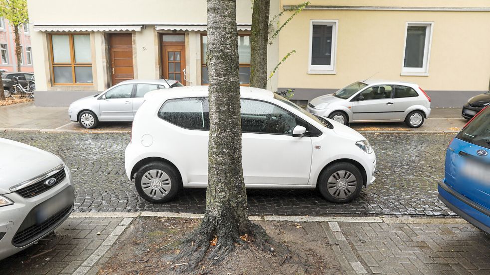 Der Parkdruck ist im Osnabrücker Stadtteil zuweilen immens. Teilweise übersteigt die Nachfrage das Angebot deutlich. Eine Folge: viele Falschparker. Foto: Michael Gründel