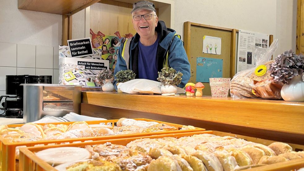 Hartwig Ocken gehört zum Team von etwa 20 Helfern bei Hermas Box – wer helfen möchte, kann sich bei Herma Schoon melden. Foto: Nicole Böning
