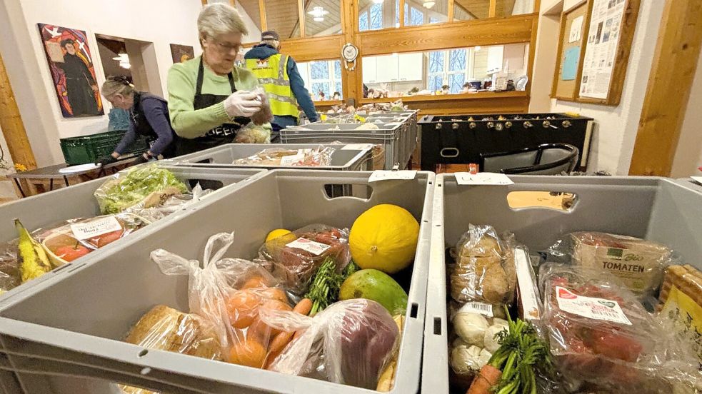 Ein großer Teil des Gemeindehauses in Marcardsmoor wird jeden Mittwochvormittag und Freitagnachmittag beim Sortieren der Lebensmittel belegt. Foto: Nicole Böning