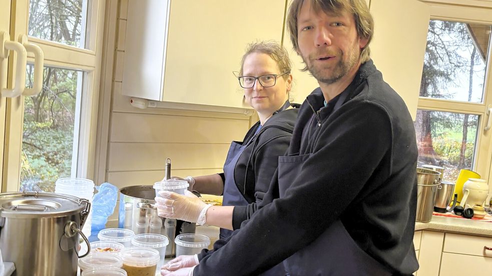 Silke Ennen (links) vom Vorstand und Stefan Berends packen die beim Wiesmoorer Generationenverein gekochte Suppe für Obdachlose ab. Foto: Nicole Böning