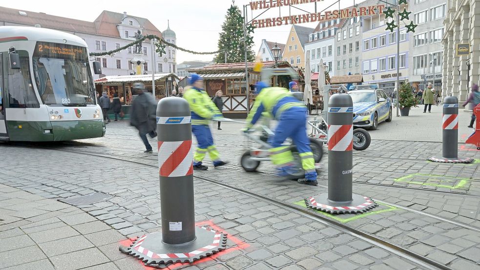 Die Poller sollen Besitzer des Augsburger Christkindlesmarkts schützen. Foto: Malin Wunderlich