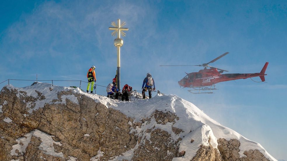 Ein Helikopter hat das frische vergoldete Kreuz zurückgebracht. Foto: Peter Kneffel/dpa