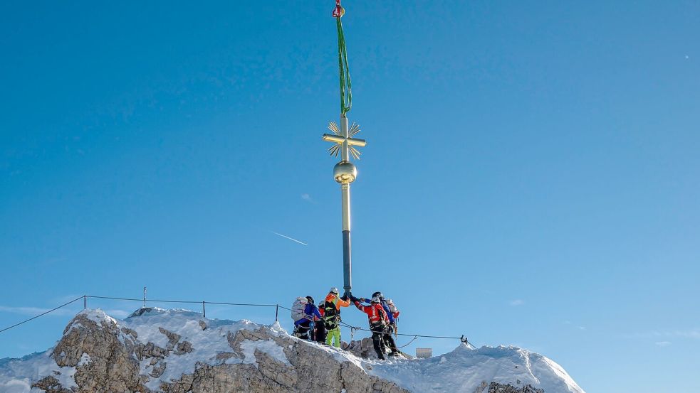 Das Wahrzeichen der Zugspitze steht wieder. Foto: Peter Kneffel/dpa