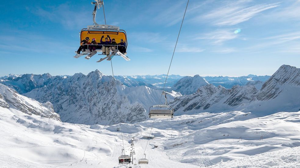 An der Zugspitze beginnt die Skisaison. Foto: Peter Kneffel/dpa