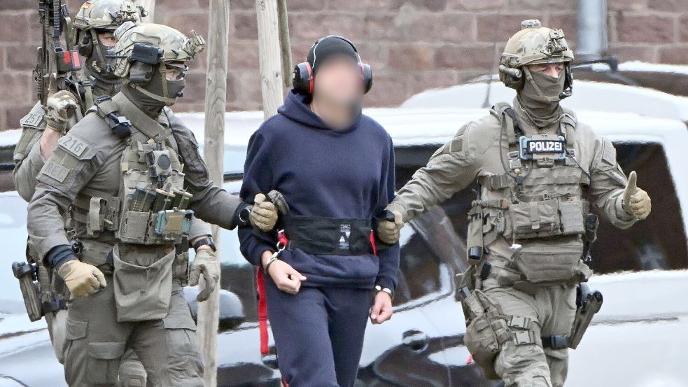 Nach der Haftprüfung beim Bundesgerichtshof in Karlsruhe wird eine Person zu einem Hubschrauber gebracht. Foto: Uli Deck