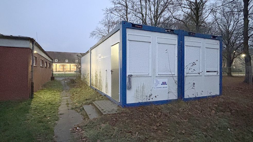 Auch bei der Sportanlage auf dem Kasernengelände muss schon mit Containern gearbeitet werden, weil die vorhandene Infrastruktur nicht ausreicht. Foto: Karin Böhmer