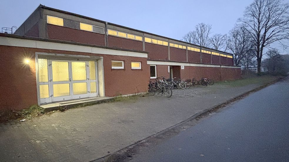 In der Turnhalle auf dem Kasernengelände findet regelmäßig Schul- und Vereinssport statt. Diese Halle soll jedoch durch einen Neubau ersetzt werden, weil der Sanierungsbedarf sehr hoch ist. Foto: Karin Böhmer