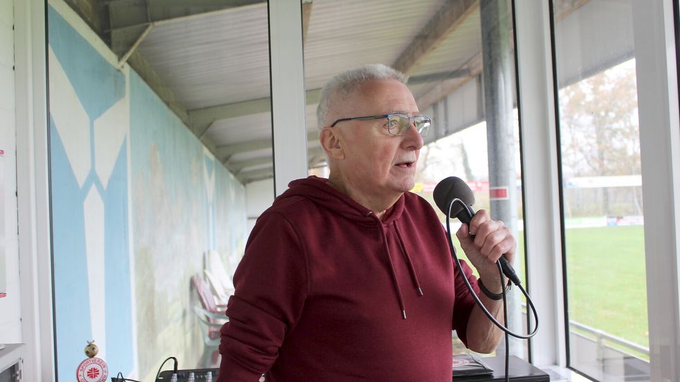 Seit Anfang der 1990er Jahre ist Heinz-Erich Buss als Stadionsprecher für den SV Großefehn im Einsatz. Zuerst wurde improvisiert mit Mikrofon und Verstärker aus einem Auto heraus. Seit der Fertigstellung der Stadiontribüne Ende 1997 ist Buss Hausherr in der Glaskabine. Von dort aus versorgt er das Publikum mit den Mannschaftsaufstellungen und Torschützen. Foto: Wolf-Rüdiger Saathoff