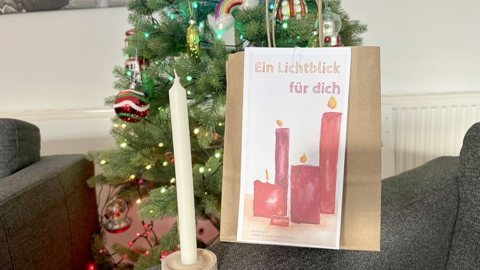 Eine schlichte Papiertüte mit einem liebevollen Inhalt. Neben der Kerze und einem passenden Ständer finden sich darin Schokolade und Teebeutel für einen netten gemeinsamen Moment. Foto: Mieke Matthes