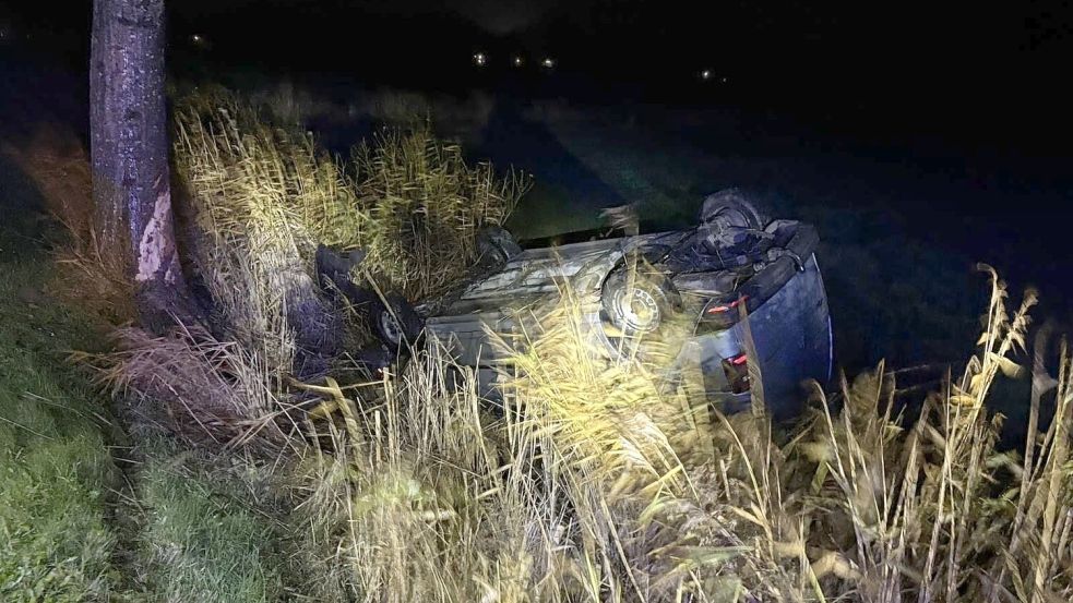 Ein Autofahrer hat am Donnerstagabend in Roggenstede die Kontrolle über sein Fahrzeug verloren und sich überschlagen. Foto: Kreisfeuerwehrverband Aurich.