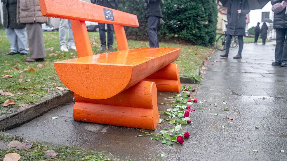 Eine Bank als Mahnmal: Sie erinnert nun im Schinkel an den gewaltsamen Tod einer dreifachen Mutter durch ihren Ex-Partner. Foto: Foto: Lauren Rote