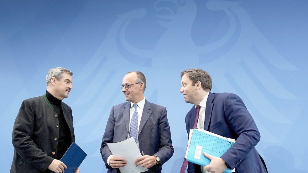 CDU-Chef Merz, SPD-Chef Klingbeil und CSU-Chef Söder loben am Morgen danach ihre eigenen Beschlüsse. Foto: Michael Kappeler/dpa