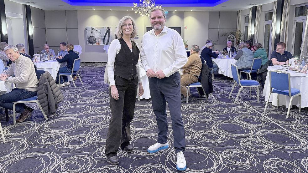 Die Kaufleute bestätigten Udo Hippen bei den turnusmäßigen Wahlen zum dritten Mal als KV-Vorsitzenden. Elke Lenk wurde ebenfalls wieder in den Vorstand gewählt. Foto: Kaufmännischer Verein