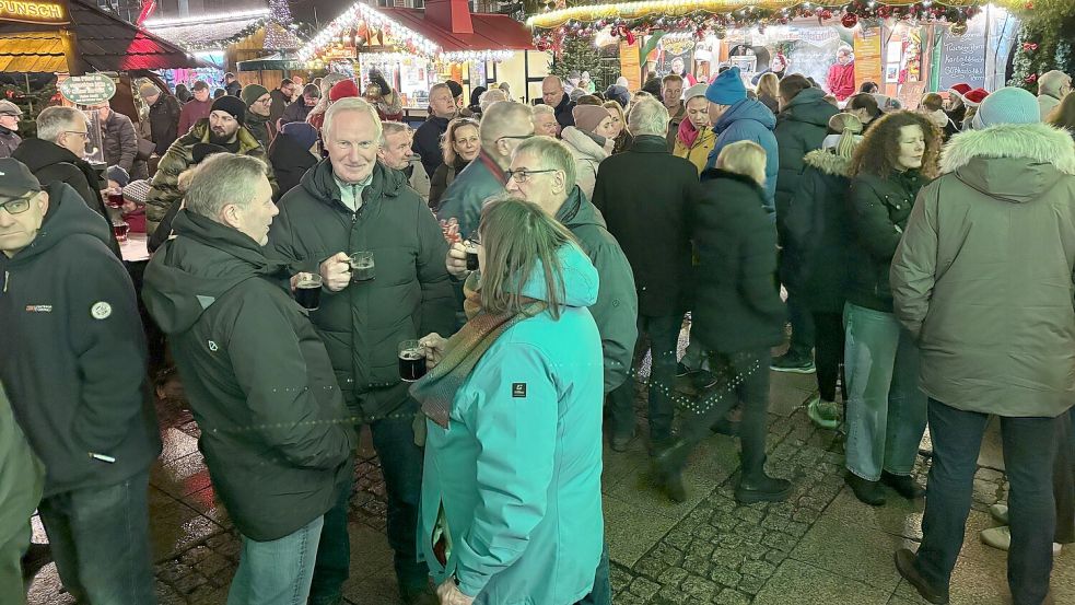 Die Eröffnung des Weihnachtszaubers lockte zahlreiche Auricher zum ersten Heißgetränk der Saison. Foto: Karin Böhmer
