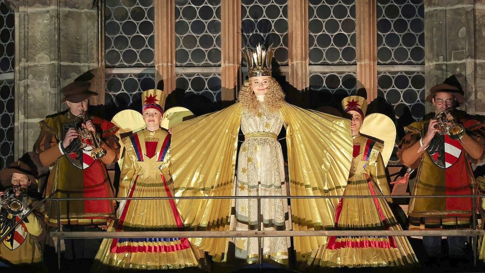Mit dem feierlichen Prolog eröffnet Nora Falk, das neue Nürnberger Christkind, auf der Empore der Frauenkirche offiziell den Nürnberger Christkindlesmarkt 2025. Foto: Daniel Karmann