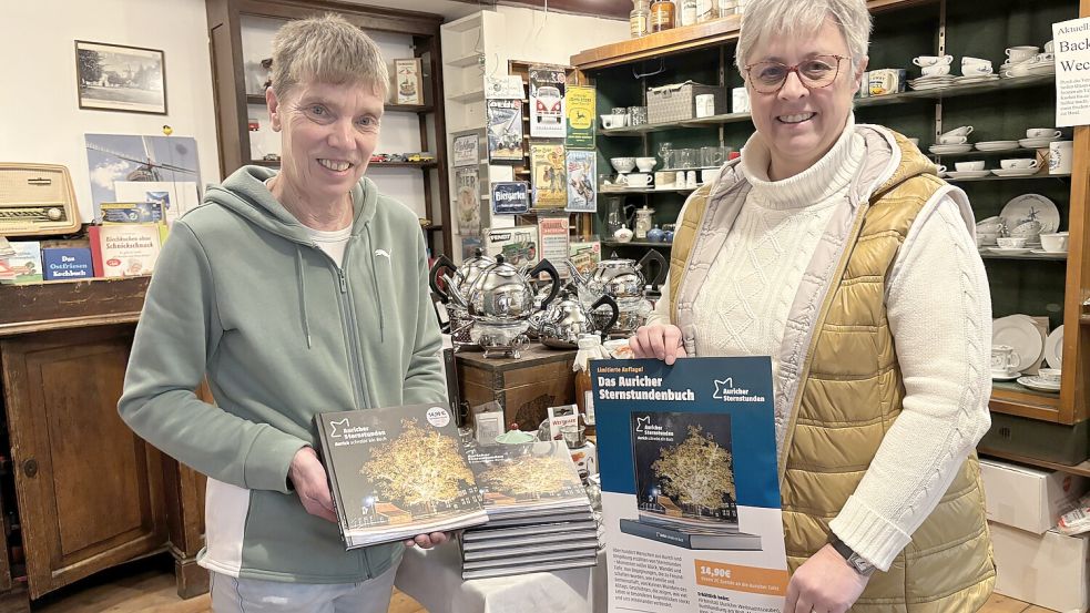 Almuth Maaß (links) und Pastorin Silke Kampen freuen sich auf den Verkaufsstart des Auricher Sternstundenbuchs. Foto: Mieke Matthes