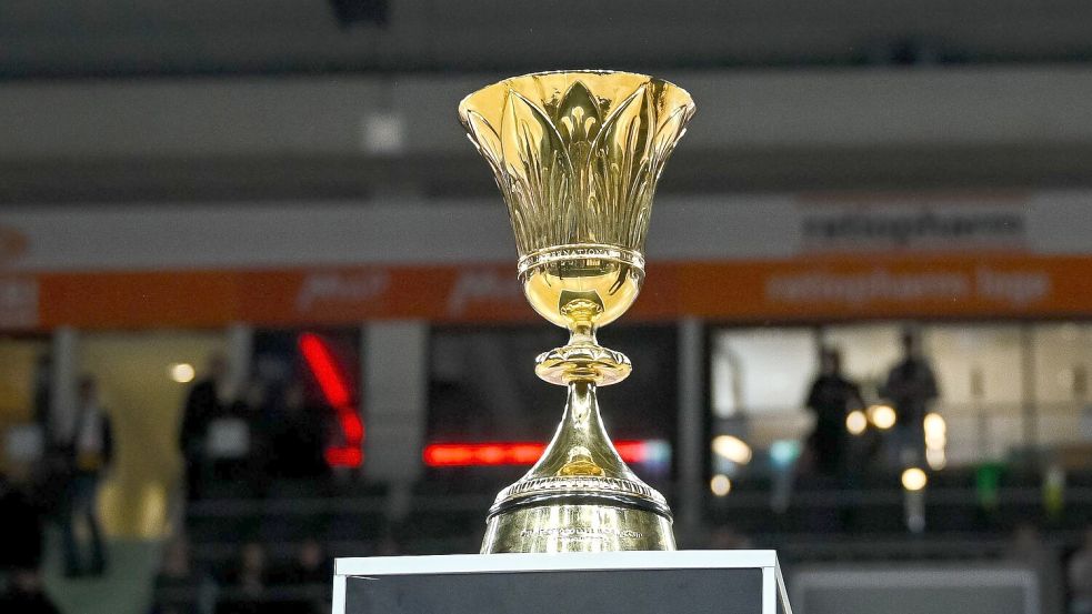 Goldener Glanz: Der WM-Pokal war in Neu-Ulm zu sehen. Foto: Harry Langer