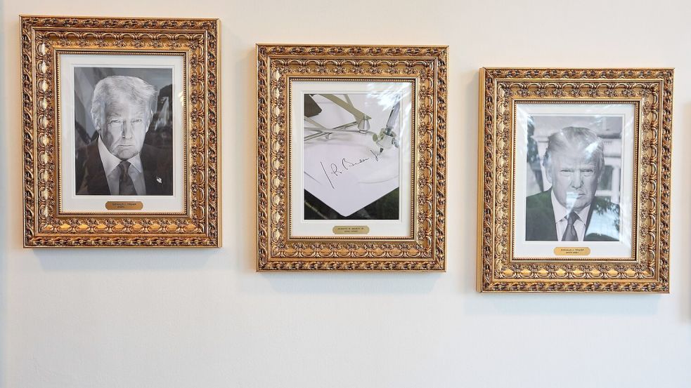 Ein Autopen als Bildnis für Ex-Präsident Biden (Archiv) Foto: Evan Vucci/AP/dpa