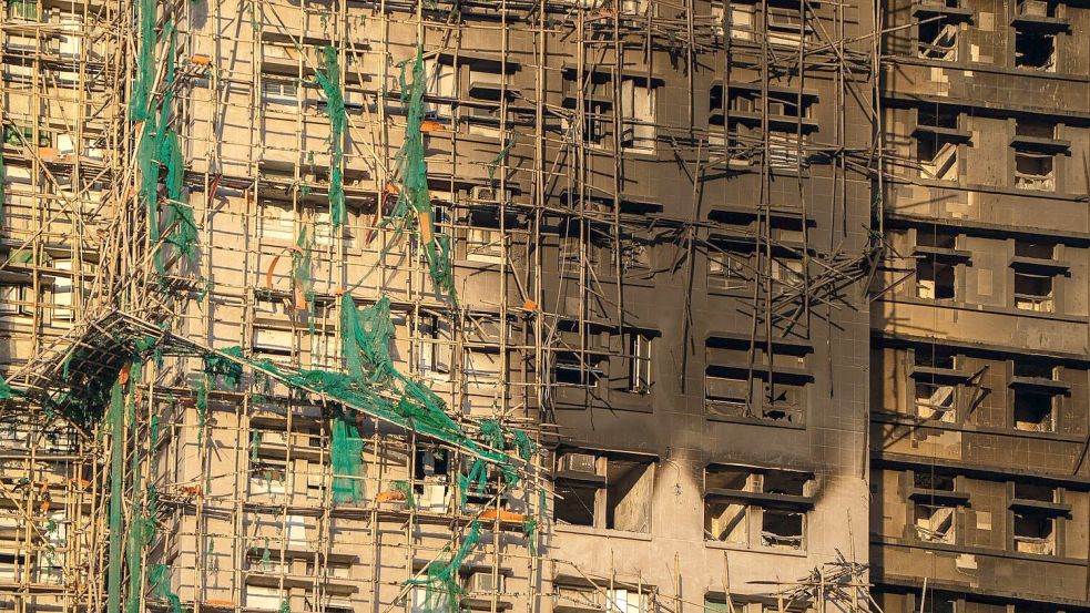Nach dem Brand in einer Wohnanlage in Hongkong gelten weiterhin rund 200 Personen als vermisst. Foto: Vernon Yuen