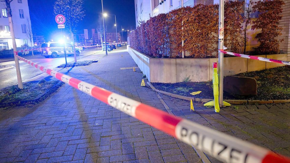 Zwei Menschen werden mit Schussverletzungen in eine Klink gebracht. Foto: Henning Kaiser