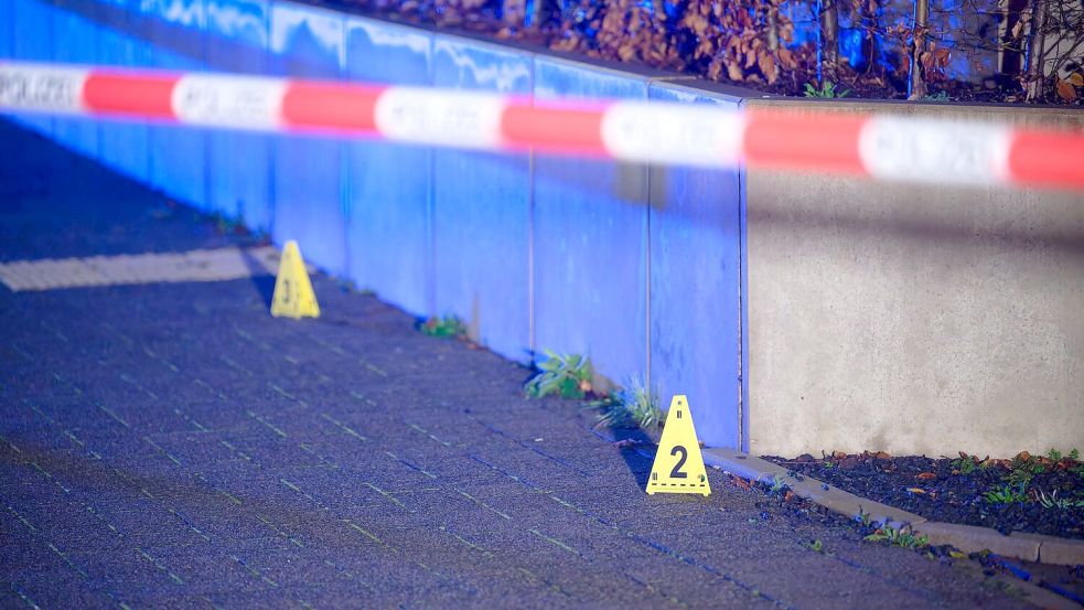 Die Polizei sichert Spuren am Tatort. Foto: Henning Kaiser