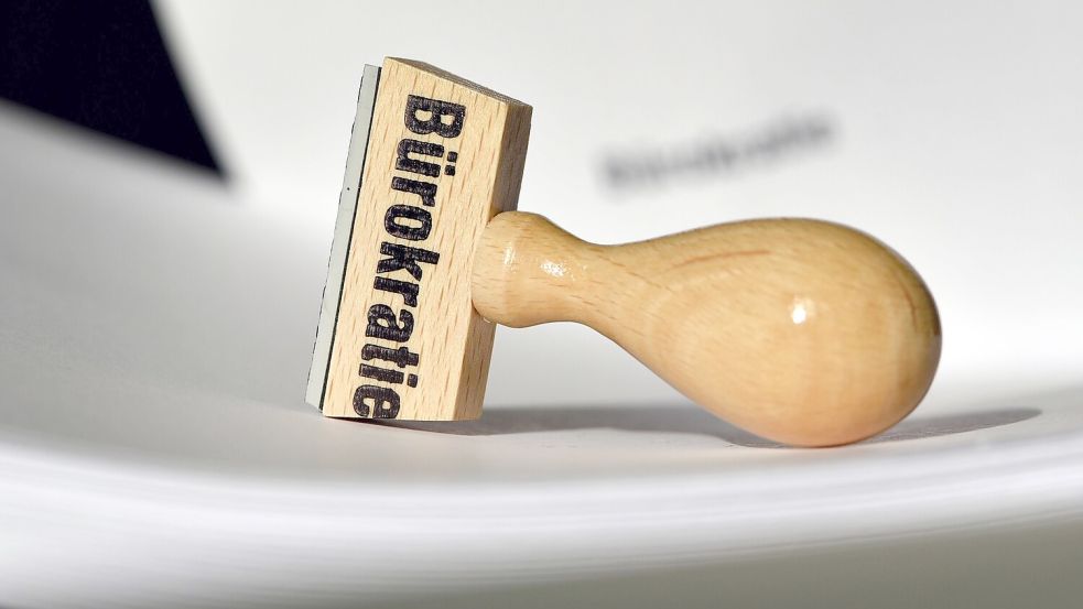 Unternehmer sehen sich durch überbordende Bürokratie ausgebremst. (Symbolbild) Foto: Ralf Hirschberger/dpa-Zentralbil