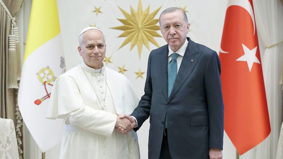 Diplomatische Gesten: Papst Leo XIV. mit dem türkischen Staatspräsidenten Recep Tayyip Erdogan. Foto: Turkish Presidency/Turkish Presidency via AP/dpa