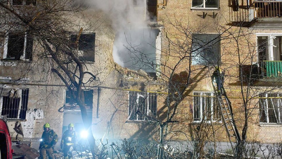 Mehrere Wohngebäude wurden bei den Angriffen beschädigt. Foto: Efrem Lukatsky/AP/dpa