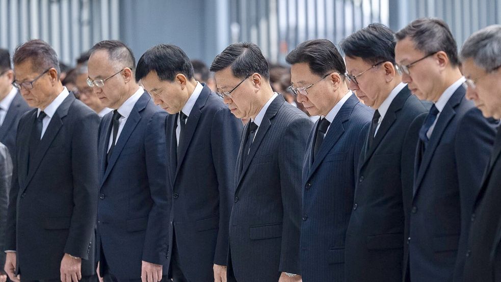 Spitzenbeamte der Regierung in Hongkong legten eine Schweigeminute für die Opfer ein. Foto: Chan Long Hei/AP/dpa