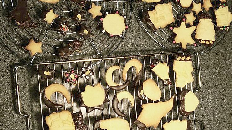Da werden Erinnerungen an die Kindheit wach: Ausstechplätzchen gehören für viele Naschkatzen zu den Lieblingskeksen in der Vorweihnachtszeit. Foto: Wibke Niemeyer