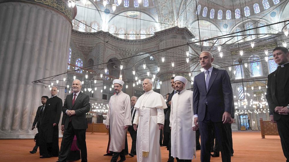 Der Papst besucht die Blaue Moschee in Istanbul - und will damit ein Zeichen für den interreligiösen Dialog setzen. Foto: Domenico Stinellis/AP/dpa