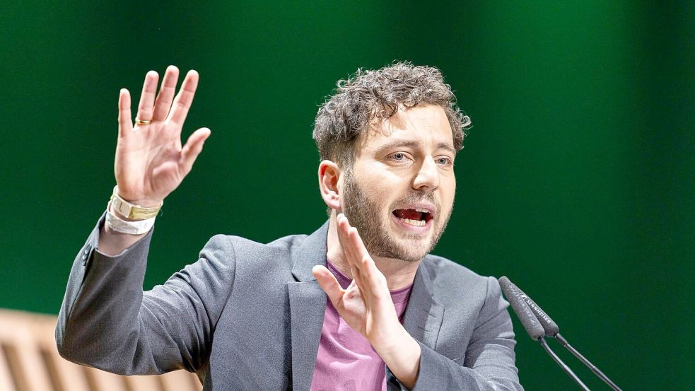 Für den Klimaschutz will der Grünen-Vorsitzende Felix Banaszak Wohlhabende zur Kasse bitten. Foto: Michael Matthey