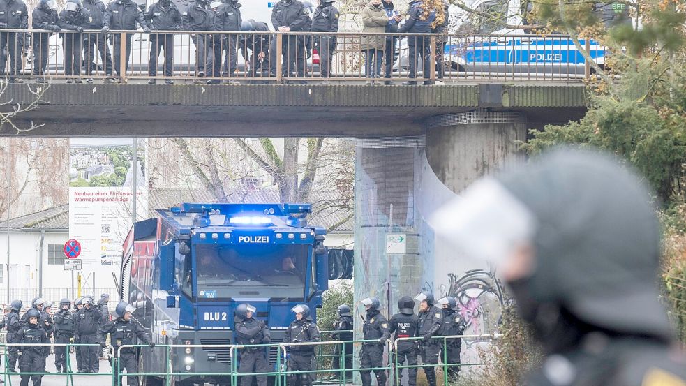 Die Polizei ist in Gießen mit einem Großaufgebot im Einsatz. Foto: Boris Roessler