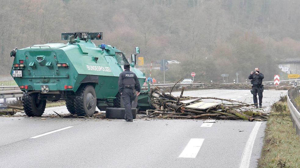 Mehrere Bundesstraßen wurden zeitweise blockiert. Foto: Thomas Naumann/dpa
