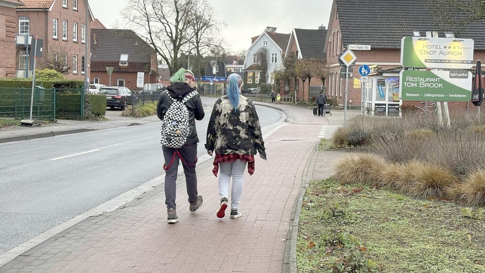 Die nördliche Nebenanlage am Hoheberger Weg ist schmal. Dort sollen sich neben den Fußgängern auch noch Radfahrer begegnen können. Foto: Karin Böhmer