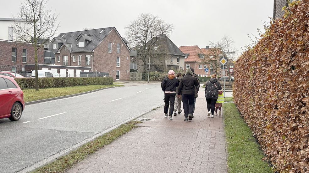 Fußgängergruppe überholt Mutter mit kleinem Kind. Foto: Karin Böhmer