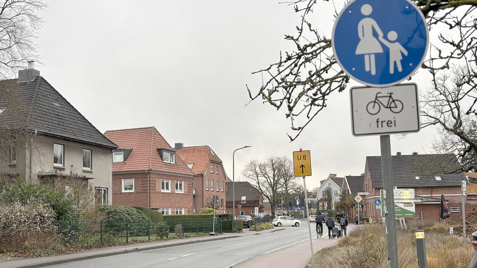 Regelung galt nur kurz: Im November 2023 hatte die Verwaltung angeordnet, dass die Nebenanlagen den Fußgängern gehören sollen. Radfahren war dort nur noch mit deutlich reduzierter Geschwindigkeit möglich. Foto: Karin Böhmer