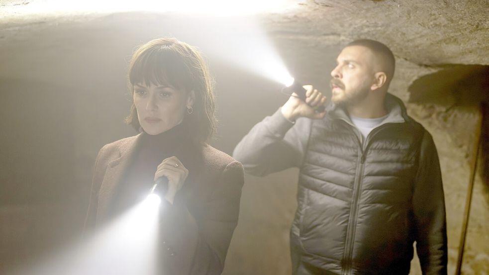 Maryam Azadi (Melika Foroutan) und Hamza Kulina (Edin Hasanovic) tappen im Dunkeln. „Tatort: Licht“. Foto: HR/Sommerhaus/Tatiana Vdovenko