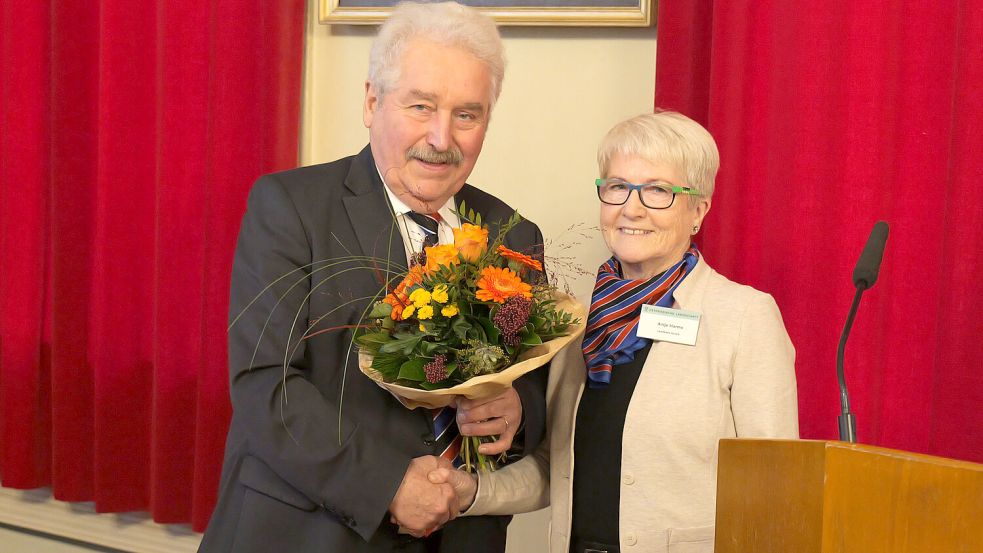 Landschaftspräsident Rico Mecklenburg durfte der neuen Landschaftsrätin Antje Harms als erster gratulieren. Foto: Werner Jürgens