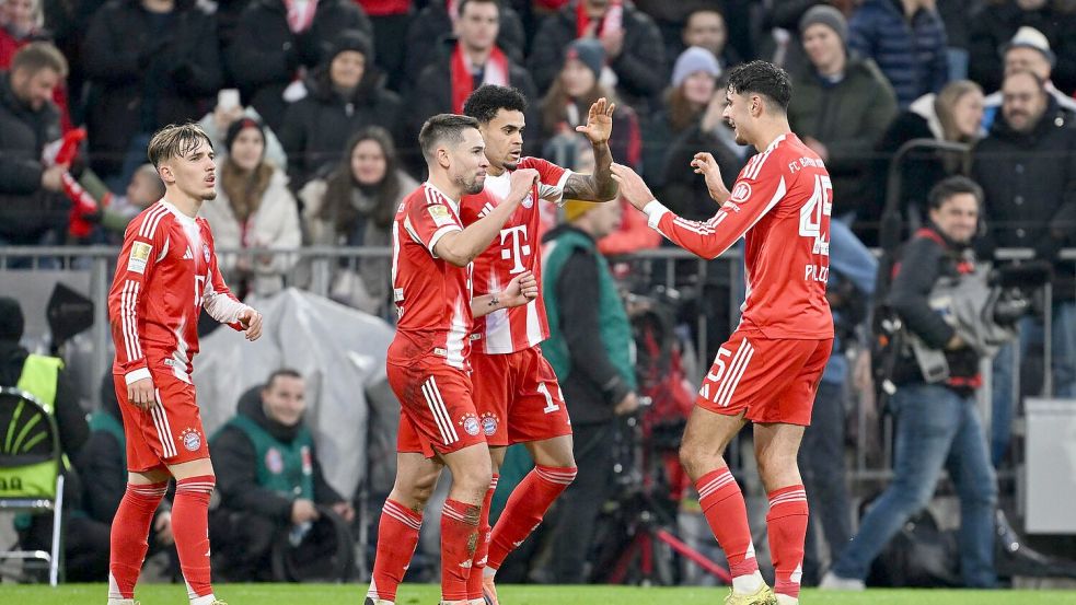 Am Ende konnten die Münchner um Luis Díaz (2.v.r.) doch jubeln. Foto: Sven Hoppe