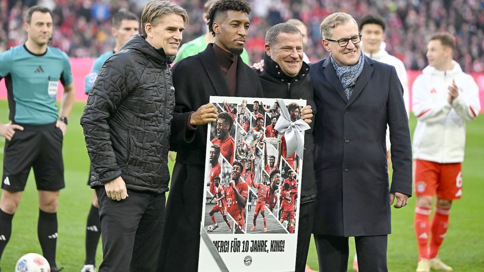 Vor dem Anpfiff verabschiedeten die Bayern-Bosse den langjährigen Bayern-Profi Kingsley Coman (2.vl). Foto: Sven Hoppe