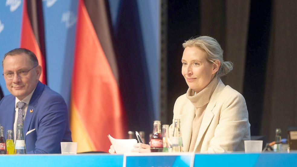 Auch die AfD-Bundesvorsitzenden Weidel und Chrupalla trafen mit Verspätung ein. Foto: Thomas Frey