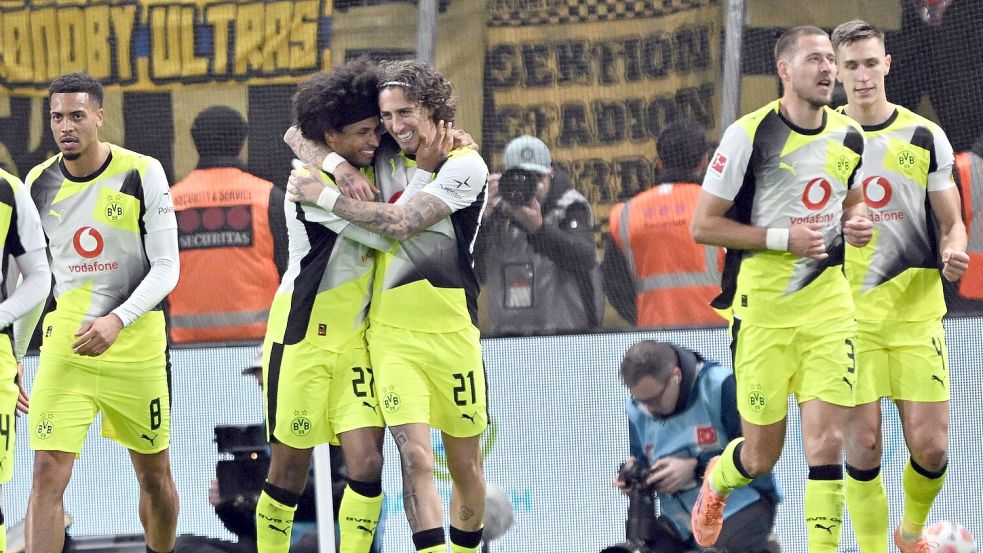 Der BVB jubelt im ersten der beiden wichtigen Duelle mit Leverkusen. Foto: Federico Gambarini