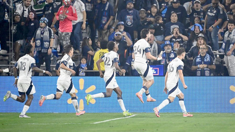 Die Whitecaps jubelten über zwei Tore in den ersten zehn Minuten. Foto: Denis Poroy/AP/dpa