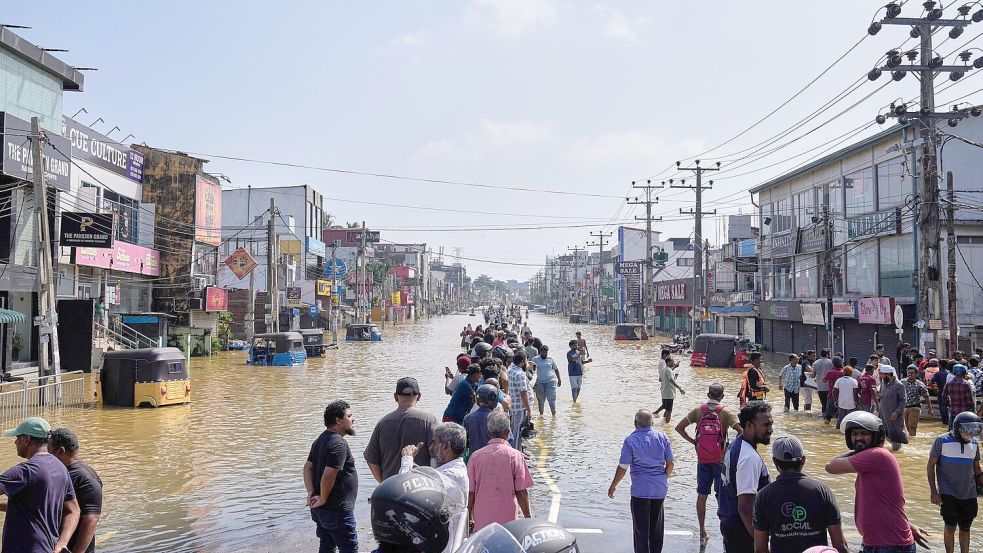 Nach Zyklon „Ditwah“ steht Sri Lanka unter Wasser. Foto: Eranga Jayawardena/AP/dpa